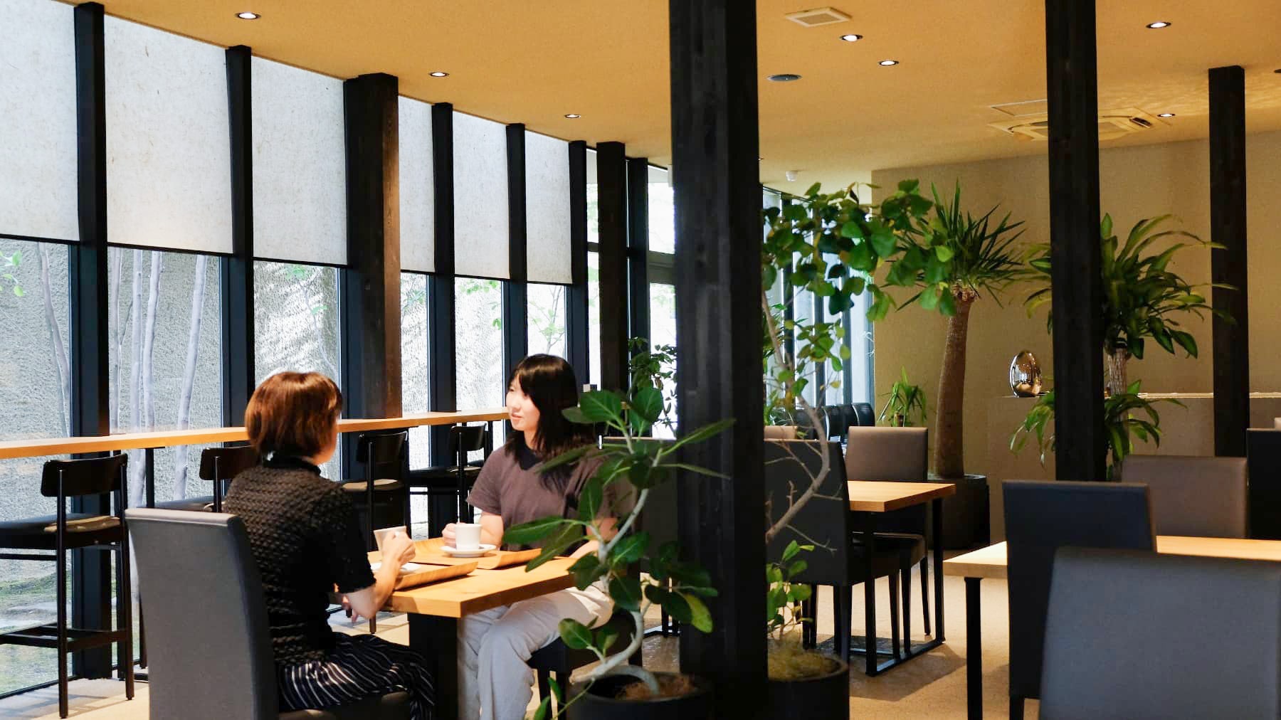 Node内のカフェで女性がお茶をしている様子